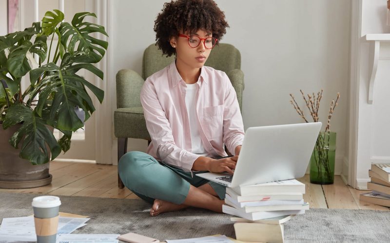 black-businesswoman-keyboards-on-laptop-computer-RXTPFFR-pfwdm2lp9vf6qe20x3ksgdc7k99fd79mgrx0iy9r48